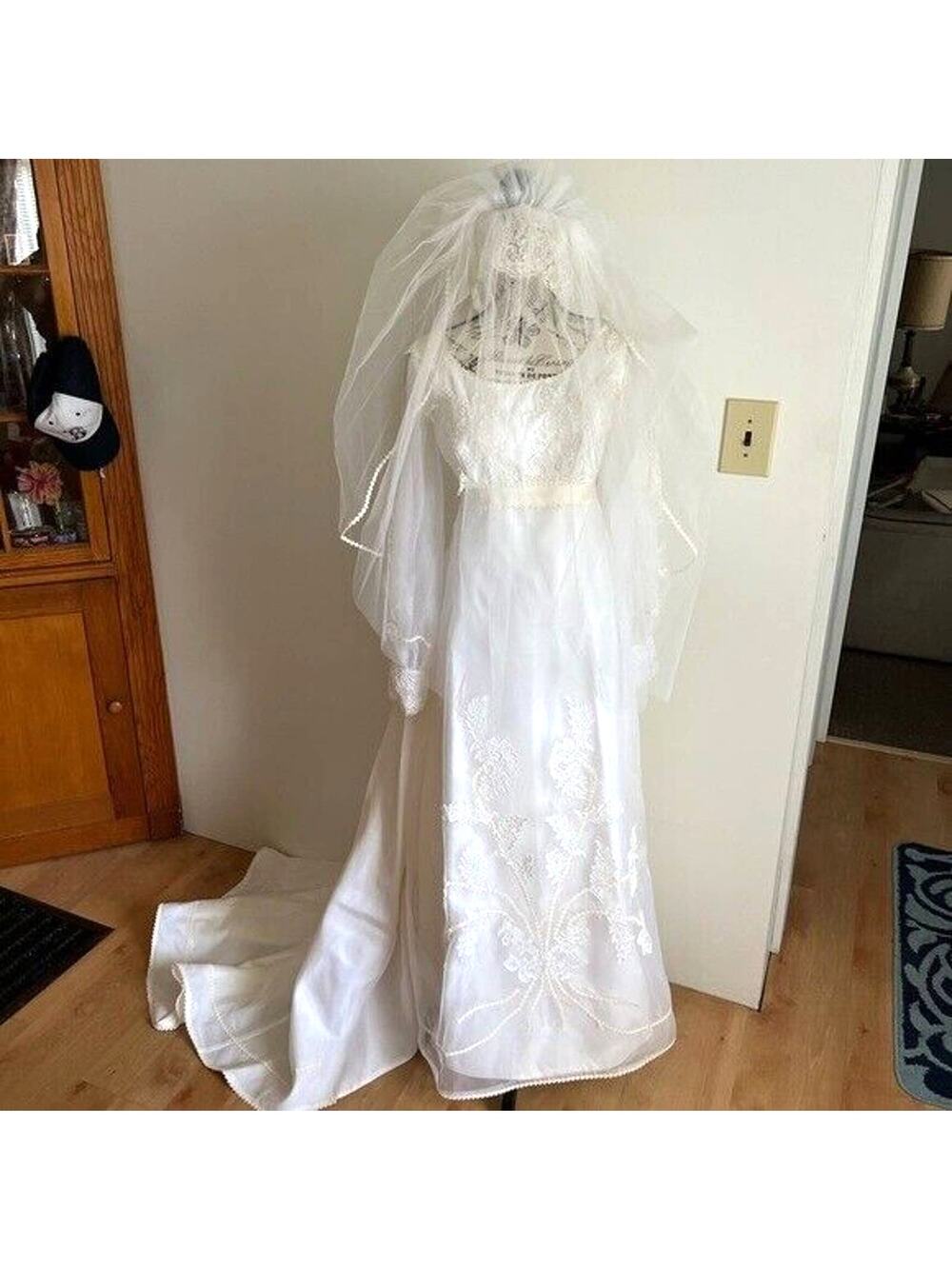 Vintage 1975 Virgin white Wedding dress with embroidered lace beaded detail